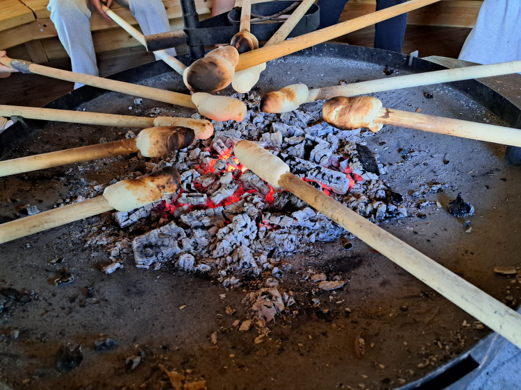 Tikkupullan paistoa