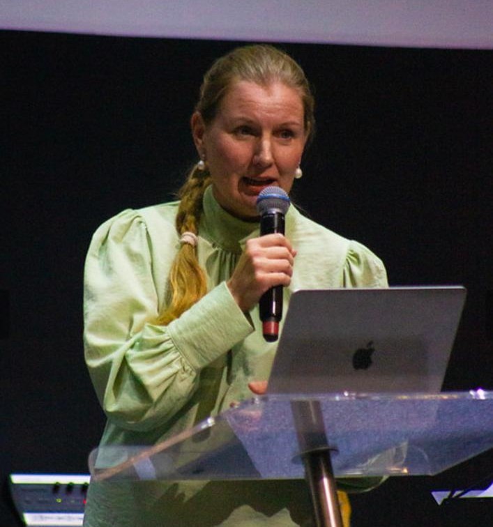 Elina Braz de Almeida puhuu mikrofoniin