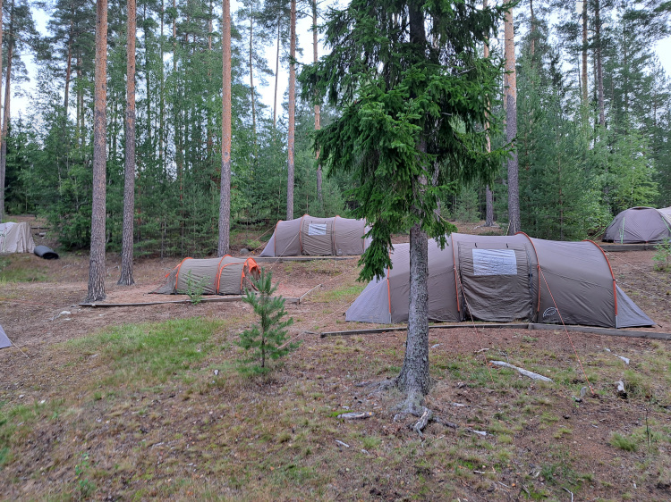 7-9-vuotiaiden (2017-2015) koululaisten telttaleiri telttarinne