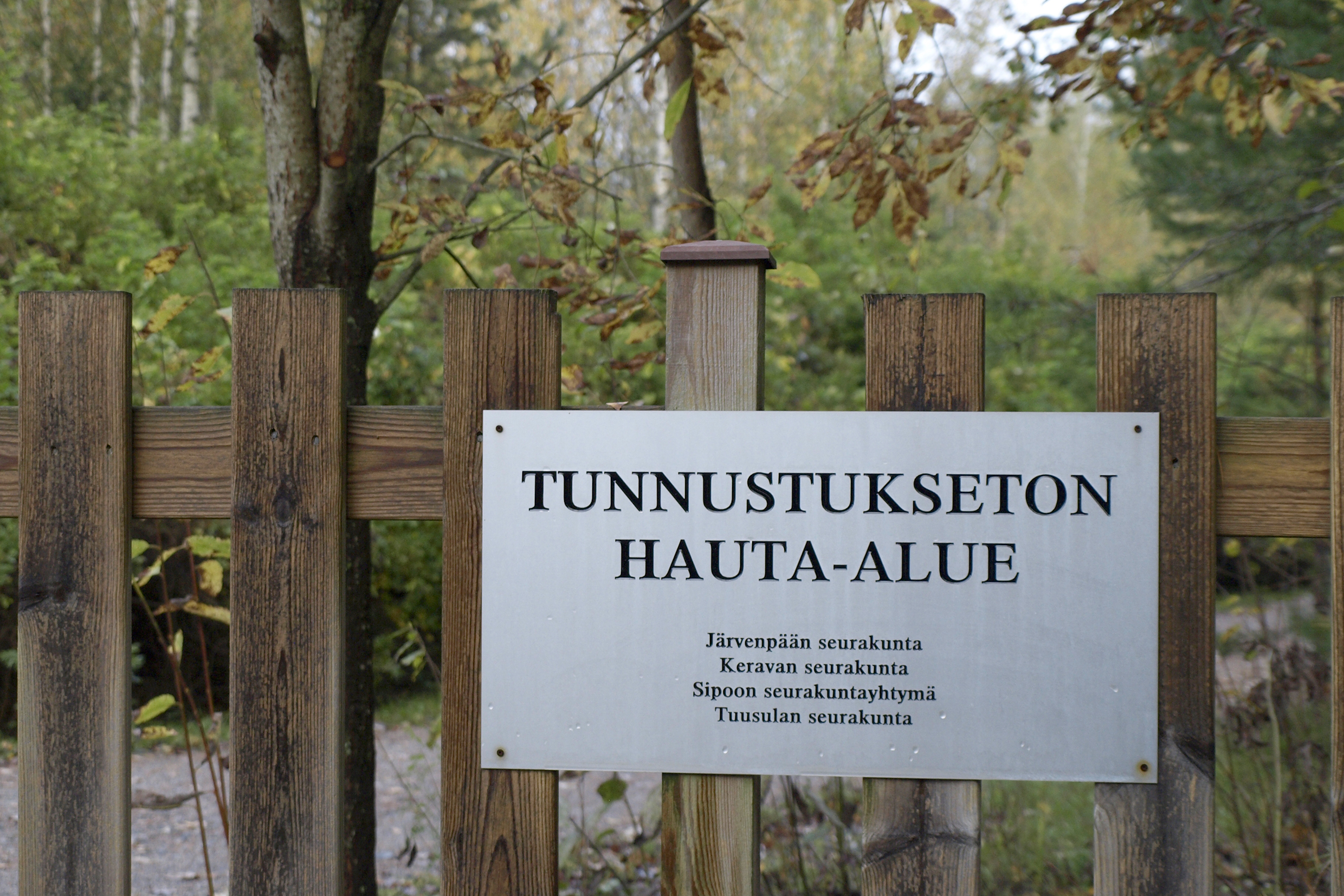 Tunnustukseton hauta-alue Tunnustukseton hauta-alue -kyltti