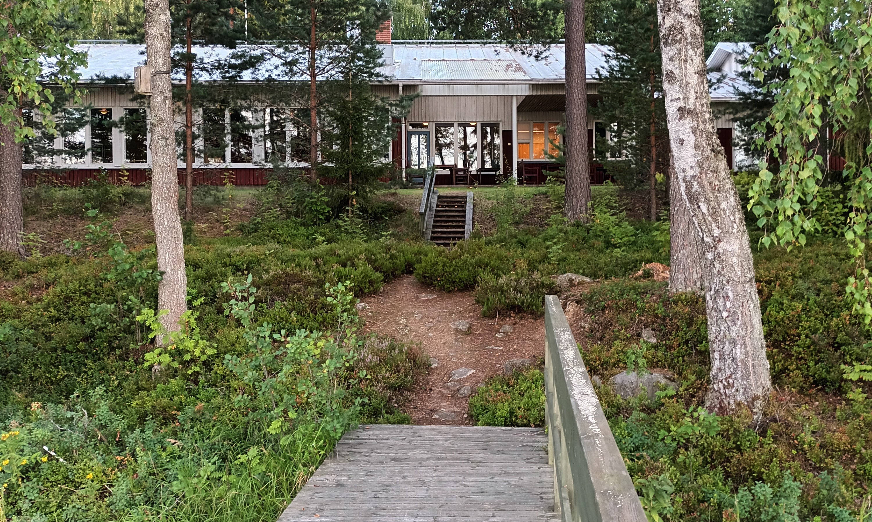 Kuvassa leirikeskus metsän keskellä